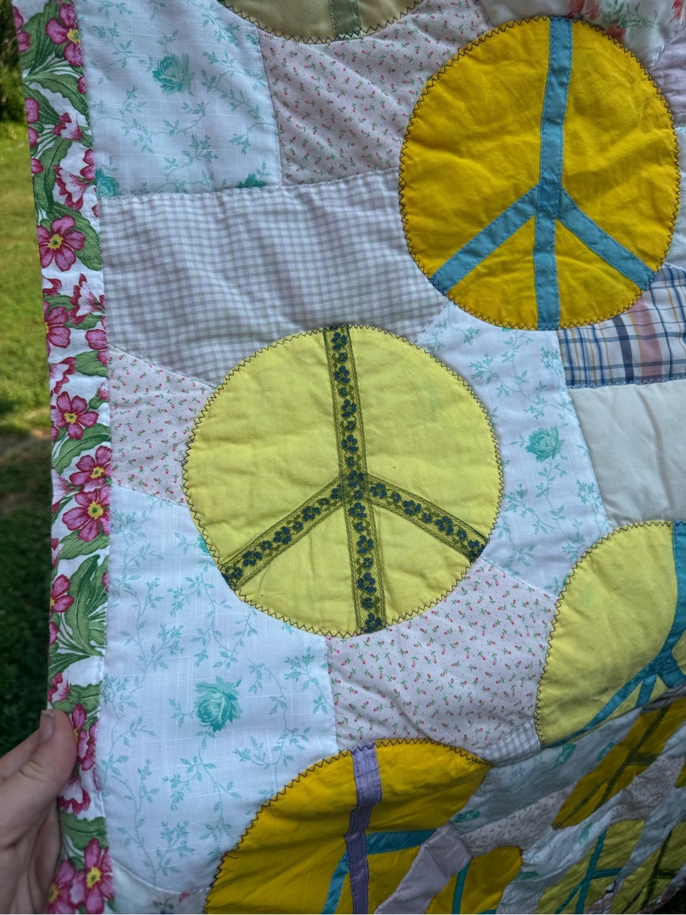 Handmade Peace Sign Patchwork Quilt 44x54, Retro 70s Grandmacore - Picture 6 of 10